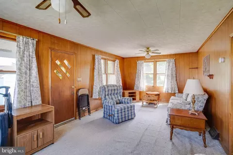 Living - 802 Wise Ave, Dundalk, MD 21222 photo 4 of 8