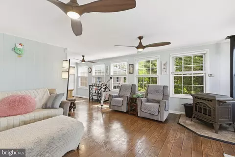 Entry Way - 5907 Loreley Beach Rd, White Marsh, MD 21162 photo 4 of 6