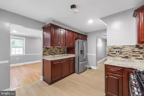 Entry Way - 1302 Crownfield Ct, Baltimore, MD 21239 photo 4 of 8
