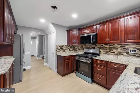 Entry Way - 1302 Crownfield Ct, Baltimore, MD 21239 photo 5 of 8