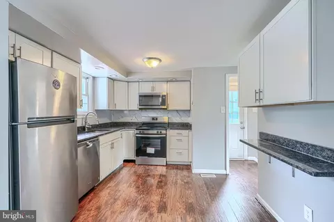 Kitchen - 7 Ambolin Ct, Nottingham, MD 21236 photo 2 of 2