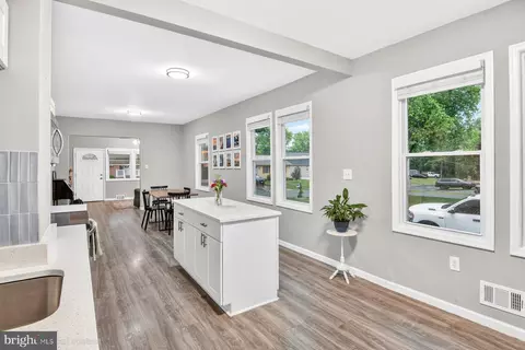 Entry Way - 2805 Willow Ave, Sparrows Point, MD 21219 photo 2 of 9