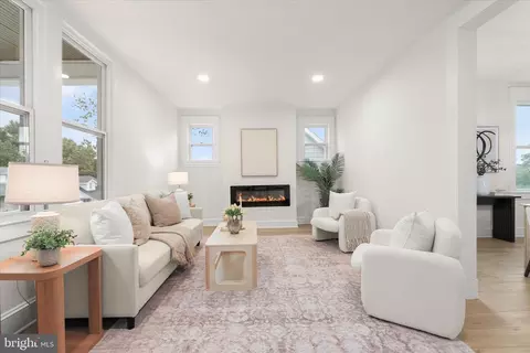 Living - 640 N Bend Rd, Baltimore, MD 21229 photo 1 of 4
