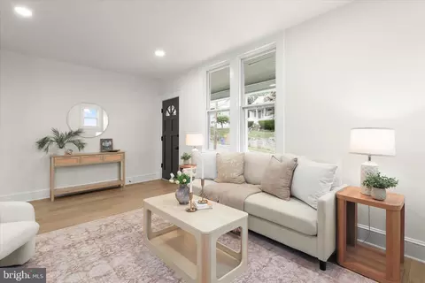 Living - 640 N Bend Rd, Baltimore, MD 21229 photo 2 of 4