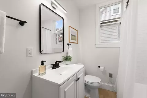 Bath - 640 N Bend Rd, Baltimore, MD 21229 photo 1 of 4