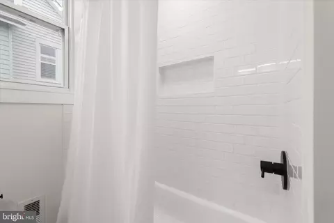Bath - 640 N Bend Rd, Baltimore, MD 21229 photo 2 of 4