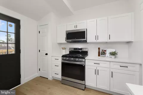 Entry Way - 640 N Bend Rd, Baltimore, MD 21229 photo 4 of 5