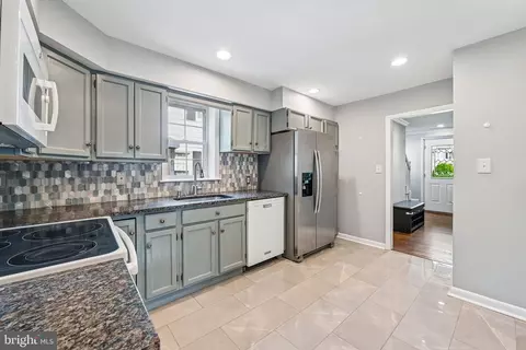 Entry Way - 617 A Walker Ave, Baltimore, MD 21212 photo 2 of 4