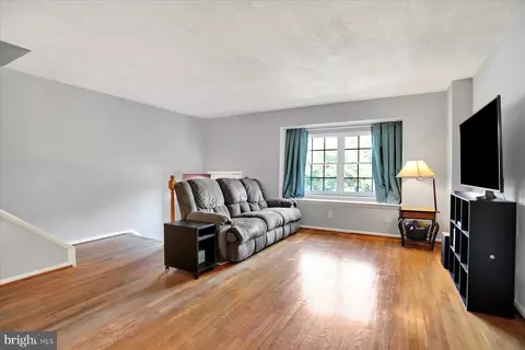 Living - 959 Elm Rd, Halethorpe, MD 21227 photo 2 of 2