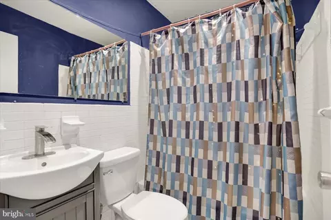 Bath - 959 Elm Rd, Halethorpe, MD 21227 photo 2 of 3