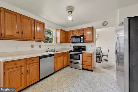 Kitchen - 2 Dawn Day Ct, Baltimore, MD 21206 photo 3 of 5
