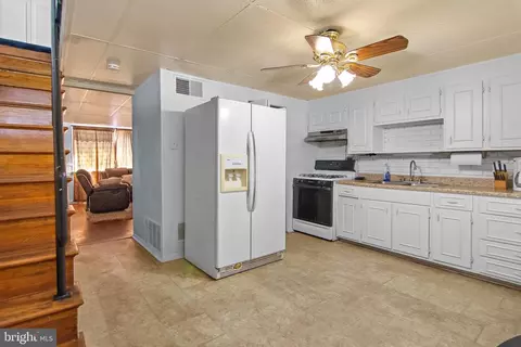 Entry Way - 3311 Kessler Ct, Halethorpe, MD 21227 photo 1 of 2