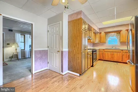 Entry Way - 2902 Delmar Ave, Sparrows Point, MD 21219 photo 2 of 3