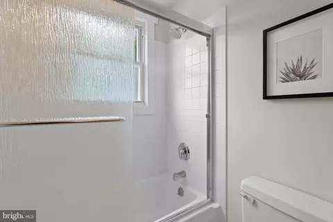 Bath - 923 Arran Rd, Baltimore, MD 21239 photo 5 of 8