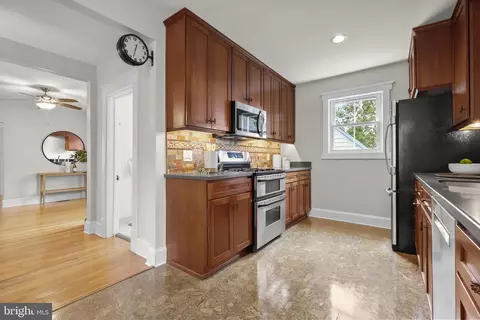 Entry Way - 923 Arran Rd, Baltimore, MD 21239 photo 7 of 12