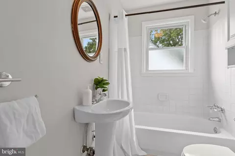 Bath - 923 Arran Rd, Baltimore, MD 21239 photo 1 of 8