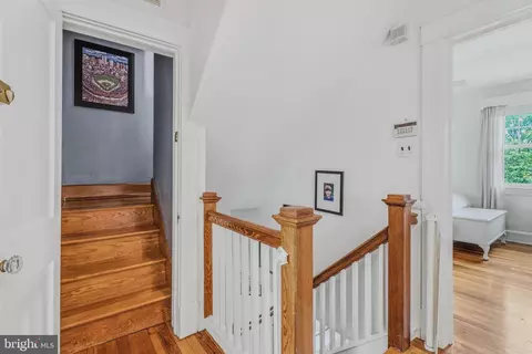 Entry Way - 516 Dunkirk Rd, Baltimore, MD 21212 photo 8 of 9