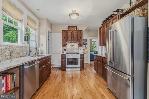 Entry Way - 516 Dunkirk Rd, Baltimore, MD 21212 photo 4 of 9