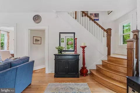 Entry Way - 516 Dunkirk Rd, Baltimore, MD 21212 photo 1 of 9