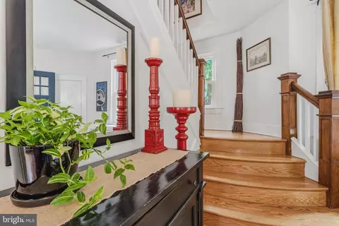 Entry Way - 516 Dunkirk Rd, Baltimore, MD 21212 photo 2 of 9