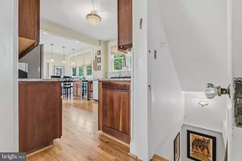 Entry Way - 516 Dunkirk Rd, Baltimore, MD 21212 photo 6 of 9