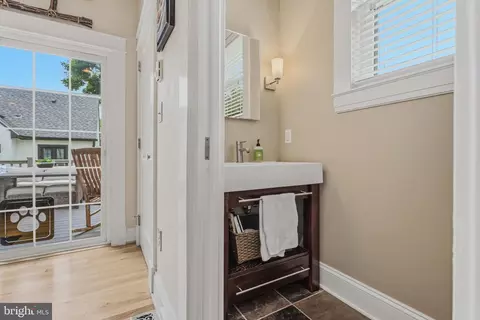Entry Way - 516 Dunkirk Rd, Baltimore, MD 21212 photo 5 of 9