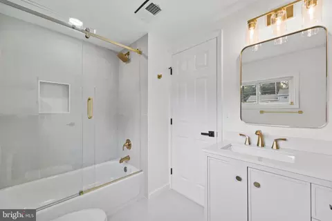 Bath - 5815 Heron Dr, Halethorpe, MD 21227 photo 2 of 6