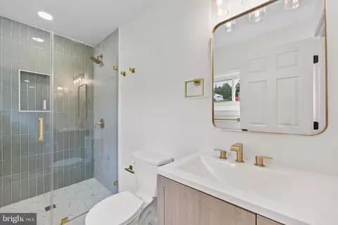 Bath - 5815 Heron Dr, Halethorpe, MD 21227 photo 4 of 6