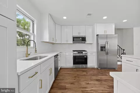 Kitchen - 5815 Heron Dr, Halethorpe, MD 21227 photo 5 of 5