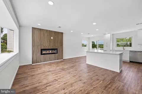 Living - 5815 Heron Dr, Halethorpe, MD 21227 photo 1 of 8