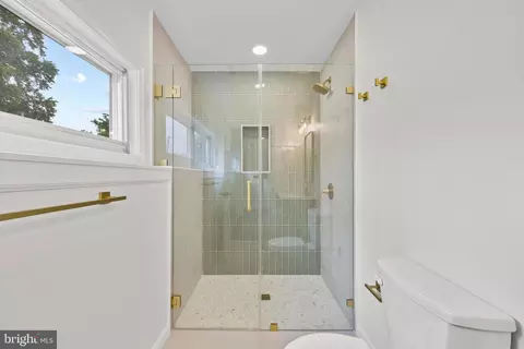 Bath - 5815 Heron Dr, Halethorpe, MD 21227 photo 5 of 6
