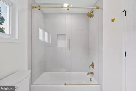 Bath - 5815 Heron Dr, Halethorpe, MD 21227 photo 3 of 6