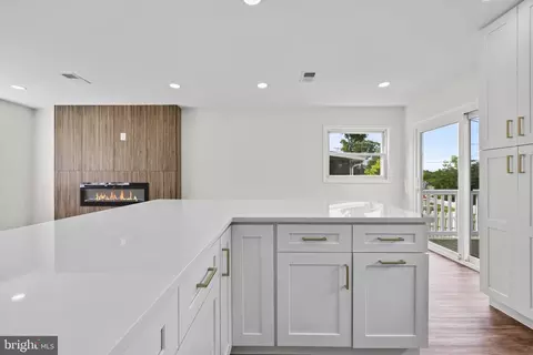 Kitchen - 5815 Heron Dr, Halethorpe, MD 21227 photo 4 of 5