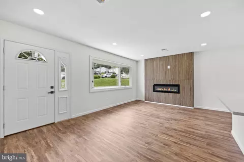 Living - 5815 Heron Dr, Halethorpe, MD 21227 photo 2 of 8
