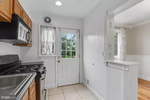 Entry Way - 8218 Kavanagh Rd, Dundalk, MD 21222 photo 5 of 8