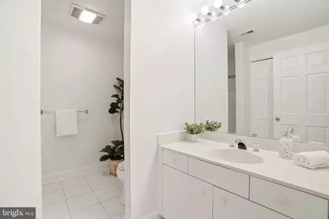 Bath - 11 Devon Hill Rd #B8, Baltimore, MD 21210 photo 1 of 3