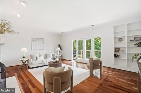 Living - 11 Devon Hill Rd #B8, Baltimore, MD 21210 photo 2 of 5