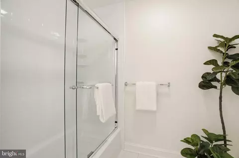 Bath - 11 Devon Hill Rd #B8, Baltimore, MD 21210 photo 2 of 3