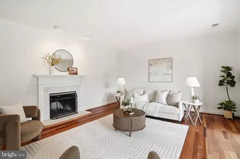 Living - 11 Devon Hill Rd #B8, Baltimore, MD 21210 photo 4 of 5