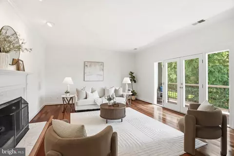 Living - 11 Devon Hill Rd #B8, Baltimore, MD 21210 photo 3 of 5