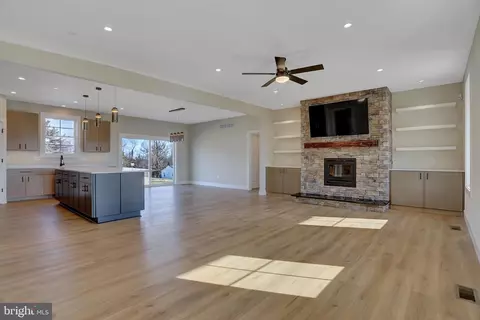 Living - 3550 Revolea Beach Rd, Middle River, MD 21220 photo 2 of 2