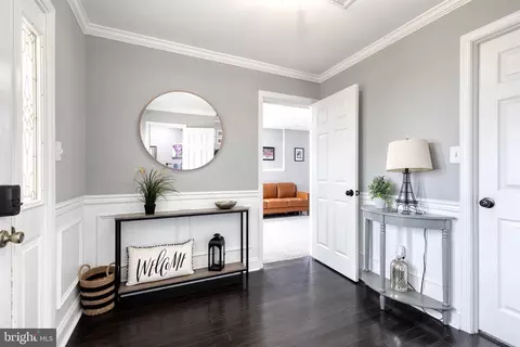 Entry Way - 5820 Heron Dr, Halethorpe, MD 21227 photo 3 of 6