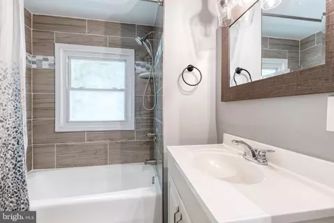 Bath - 5820 Heron Dr, Halethorpe, MD 21227 photo 3 of 3