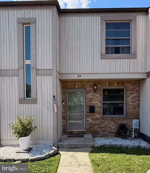 34 Helmsman Ct, Essex, MD 21221