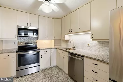 Kitchen - 205 E Joppa Rd #1809, Towson, MD 21286 photo 3 of 4