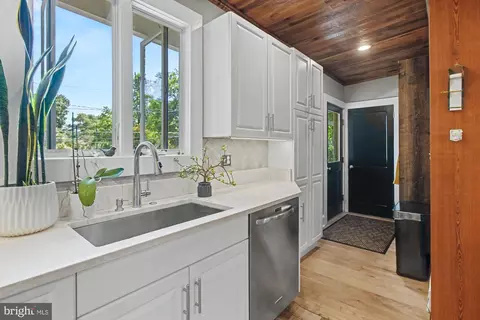 Entry Way - 701 Murdock Rd, Baltimore, MD 21212 photo 4 of 11