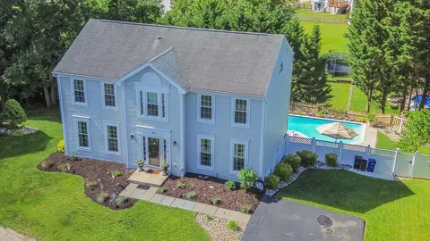 15 Morn Mist Ct, Parkville, MD 21234