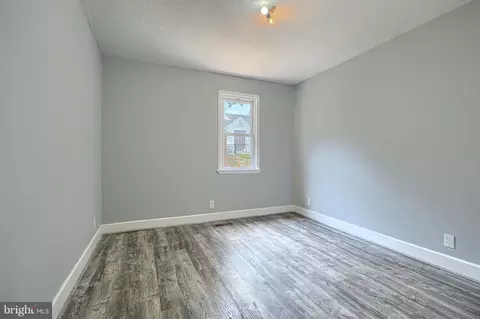 Entry Way - 7428 Poplar Ave, Baltimore, MD 21224 photo 7 of 10