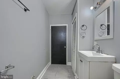 Entry Way - 7428 Poplar Ave, Baltimore, MD 21224 photo 8 of 10