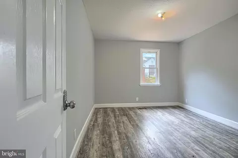 Entry Way - 7428 Poplar Ave, Baltimore, MD 21224 photo 6 of 10